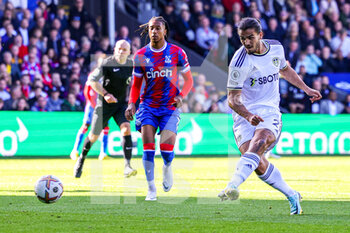 2022-10-09 - Pascal Struijk (21) of Leeds United scores a goal 0-1 during the English championship Premier League football match between Crystal Palace and Leeds United on October 9, 2022 at Selhurst Park in London, England - FOOTBALL - ENGLISH CHAMP - CRYSTAL PALACE V LEEDS - ENGLISH PREMIER LEAGUE - SOCCER