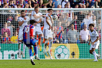 2022-10-09 - Eberechi Eze (10) of Crystal Palace takes a free kick during the English championship Premier League football match between Crystal Palace and Leeds United on October 9, 2022 at Selhurst Park in London, England - FOOTBALL - ENGLISH CHAMP - CRYSTAL PALACE V LEEDS - ENGLISH PREMIER LEAGUE - SOCCER
