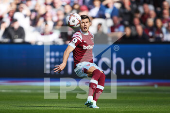 2022-10-09 - West Ham United defender Aaron Cresswell during the English championship Premier League football match between West Ham United and Fulham on October 9, 2022 at the London Stadium in London, England - FOOTBALL - ENGLISH CHAMP - WEST HAM V FULHAM - ENGLISH PREMIER LEAGUE - SOCCER