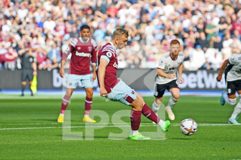2022-10-09 - West Ham United forward Jarrod Bowen scores a goal 1-1 during the English championship Premier League football match between West Ham United and Fulham on October 9, 2022 at the London Stadium in London, England - FOOTBALL - ENGLISH CHAMP - WEST HAM V FULHAM - ENGLISH PREMIER LEAGUE - SOCCER