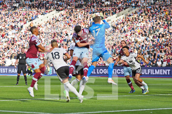 2022-10-09 - Fulham goalkeeper Bernd Leno (17) catches the ball under pressure from West Ham United midfielder Declan Rice during the English championship Premier League football match between West Ham United and Fulham on October 9, 2022 at the London Stadium in London, England - FOOTBALL - ENGLISH CHAMP - WEST HAM V FULHAM - ENGLISH PREMIER LEAGUE - SOCCER