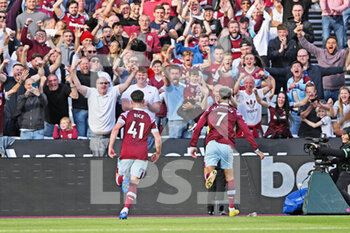 2022-10-09 - West Ham United forward Gianluca Scamacca celebrates his goal 2-1 with Declan Rice during the English championship Premier League football match between West Ham United and Fulham on October 9, 2022 at the London Stadium in London, England - FOOTBALL - ENGLISH CHAMP - WEST HAM V FULHAM - ENGLISH PREMIER LEAGUE - SOCCER