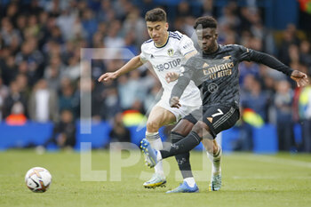 2022-10-16 - Arsenal midfielder Bukayo Saka (7) and Leeds midfielder Marc Roca during the English championship Premier League football match between Leeds United and Arsenal on October 16, 2022 at Elland Road in Leeds, England - FOOTBALL - ENGLISH CHAMP - LEEDS V ARSENAL - ENGLISH PREMIER LEAGUE - SOCCER