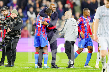 2022-10-18 - Patrick Vieira Manager of Crystal Palace celebrates with Tyrick Mitchell (3) at full time during the English championship Premier League football match between Crystal Palace and Wolverhampton Wanderers on October 18, 2022 at Selhurst Park in London, England - FOOTBALL - ENGLISH CHAMP - CRYSTAL PALACE V WOLVERHAMPTON - ENGLISH PREMIER LEAGUE - SOCCER