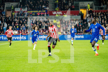 2022-10-19 - Brentford midfielder Frank Onyeka (15) is fouled by Chelsea defender Kalidou Koulibaly (26) during the English championship Premier League football match between Brentford and Chelsea on October 19, 2022 at Gtech Community Stadium in Brentford, England - FOOTBALL - ENGLISH CHAMP - BRENTFORD V CHELSEA - ENGLISH PREMIER LEAGUE - SOCCER