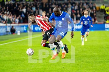 2022-10-19 - Brentford midfielder Frank Onyeka (15) is fouled by Chelsea defender Kalidou Koulibaly (26) during the English championship Premier League football match between Brentford and Chelsea on October 19, 2022 at Gtech Community Stadium in Brentford, England - FOOTBALL - ENGLISH CHAMP - BRENTFORD V CHELSEA - ENGLISH PREMIER LEAGUE - SOCCER