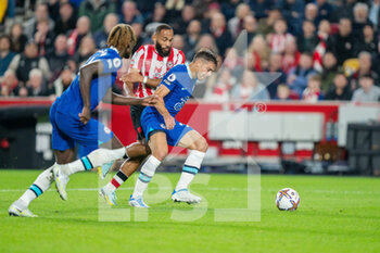 2022-10-19 - Chelsea defender Cesar Azpilicueta (28) holds off Brentford forward Brian Mbeumo during the English championship Premier League football match between Brentford and Chelsea on October 19, 2022 at Gtech Community Stadium in Brentford, England - FOOTBALL - ENGLISH CHAMP - BRENTFORD V CHELSEA - ENGLISH PREMIER LEAGUE - SOCCER