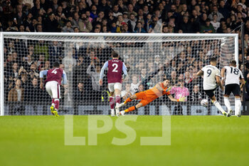 2022-10-20 - Fulham forward Aleksandar Mitrovic (9) beats Aston Villa goalkeeper Emiliano Martinez (1) from the penalty spot 2-0 during the English championship Premier League football match between Fulham and Aston Villa on October 20, 2022 at Craven Cottage in London, England - FOOTBALL - ENGLISH CHAMP - FULHAM V ASTON VILLA - ENGLISH PREMIER LEAGUE - SOCCER