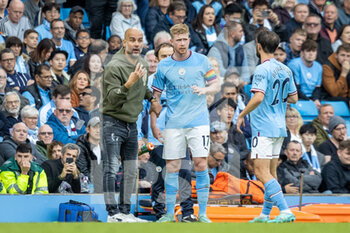 2022-10-22 - Manchester City manager Pep Guardiola talks with Manchester City midfielder Kevin De Bruyne (17) and Manchester City midfielder Bernardo Silva (20) during the English championship Premier League football match between Manchester City and Brighton and Hove Albion on October 22, 2022 at the Etihad Stadium in Manchester, England - FOOTBALL - ENGLISH CHAMP - MANCHESTER CITY V BRIGHTON - ENGLISH PREMIER LEAGUE - SOCCER