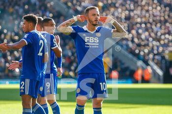 2022-10-23 - Leicester City midfielder James Maddison (10) celebrates his goal 0-3 during the English championship Premier League football match between Wolverhampton Wanderers and Leicester City on October 23, 2022 at Molineux in Wolverhampton, England - FOOTBALL - ENGLISH CHAMP - WOLVERHAMPTON V LEICESTER - ENGLISH PREMIER LEAGUE - SOCCER