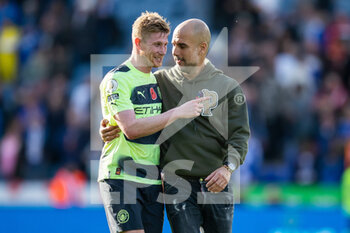 2022-10-29 - Manchester City midfielder Kevin De Bruyne (17) and Manchester City Head Coach Pep Guardiola talk after the English championship Premier League football match between Leicester City and Manchester City on October 29, 2022 at the King Power Stadium in Leicester, England - FOOTBALL - ENGLISH CHAMP - LEICESTER V MANCHESTER CITY - ENGLISH PREMIER LEAGUE - SOCCER