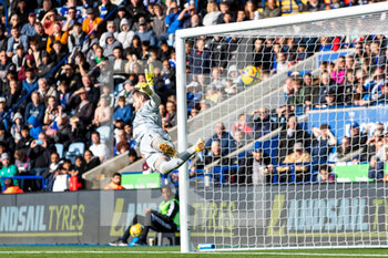2022-10-29 - Manchester City midfielder Kevin De Bruyne (not in picture) scores a goal 0-1, Leicester City goalkeeper Danny Ward (1) during the English championship Premier League football match between Leicester City and Manchester City on October 29, 2022 at the King Power Stadium in Leicester, England - FOOTBALL - ENGLISH CHAMP - LEICESTER V MANCHESTER CITY - ENGLISH PREMIER LEAGUE - SOCCER