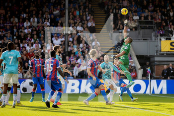 2022-10-29 - Southampton FC goalkeeper Gavin Bazunu (31) punch clear during the English championship Premier League football match between Crystal Palace and Southampton on October 29, 2022 at Selhurst Park in London, England - FOOTBALL - ENGLISH CHAMP - CRYSTAL PALACE V SOUTHAMPTON - ENGLISH PREMIER LEAGUE - SOCCER