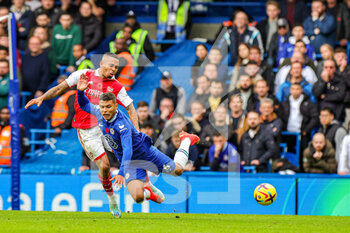 2022-11-06 - Gabriel Jesus (9) of Arsenal tackles Thiago Silva (6) of Chelsea during the English championship Premier League football match between Chelsea and Arsenal on November 5, 2022 at Stamford Bridge in London, England - FOOTBALL - ENGLISH CHAMP - CHELSEA V ARSENAL - ENGLISH PREMIER LEAGUE - SOCCER