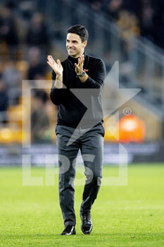 2022-11-12 - Arsenal Manager Mikel Arteta applauds fans after the English championship Premier League football match between Wolverhampton Wanderers and Arsenal on November 12, 2022 at Molineux stadium in Wolverhampton, England - FOOTBALL - ENGLISH CHAMP - WOLVERHAMPTON V ARSENAL - ENGLISH PREMIER LEAGUE - SOCCER