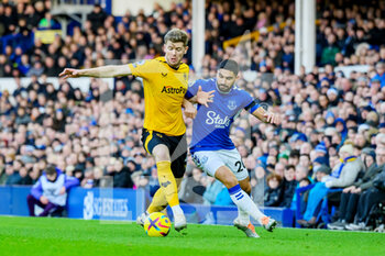 2022-12-26 - Everton's Neal Maupay holds off Wolves Nathan Collins during the English championship Premier League football match between Everton and Wolverhampton Wanderers on December 26, 2022 at Goodison Park in Liverpool, England - FOOTBALL - ENGLISH CHAMP - EVERTON V WOLVERHAMPTON - ENGLISH PREMIER LEAGUE - SOCCER
