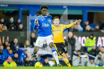 2022-12-26 - Everton's Amadou Onana gets to the ball ahead of Wolves Joao Moutinho during the English championship Premier League football match between Everton and Wolverhampton Wanderers on December 26, 2022 at Goodison Park in Liverpool, England - FOOTBALL - ENGLISH CHAMP - EVERTON V WOLVERHAMPTON - ENGLISH PREMIER LEAGUE - SOCCER
