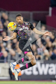 2022-12-30 - Brentford defender Ethan Pinnock during the English championship Premier League football match between West Ham United and Brentford on December 30, 2022 at the London Stadium in London, England - FOOTBALL - ENGLISH CHAMP - WEST HAM V BRENTFORD - ENGLISH PREMIER LEAGUE - SOCCER