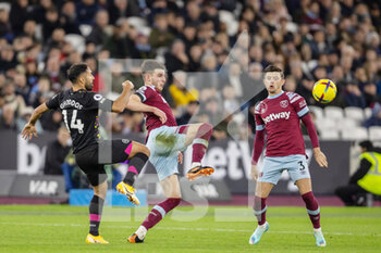 2022-12-30 - Brentford forward Saman Ghoddos, Declan Rice and of West Ham United during the English championship Premier League football match between West Ham United and Brentford on December 30, 2022 at the London Stadium in London, England - FOOTBALL - ENGLISH CHAMP - WEST HAM V BRENTFORD - ENGLISH PREMIER LEAGUE - SOCCER