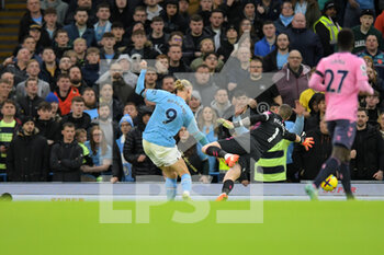 2022-12-31 - Manchester City forward Erling Haland (9) scores a goal during the English championship Premier League football match between Manchester City and Everton on 31 December 2022 at the Etihad Stadium in Manchester, England - FOOTBALL - ENGLISH CHAMP - MANCHESTER CITY V EVERTON - ENGLISH PREMIER LEAGUE - SOCCER