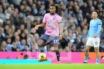 2022-12-31 - Everton midfielder Alex Iwobi during the English championship Premier League football match between Manchester City and Everton on 31 December 2022 at the Etihad Stadium in Manchester, England - FOOTBALL - ENGLISH CHAMP - MANCHESTER CITY V EVERTON - ENGLISH PREMIER LEAGUE - SOCCER