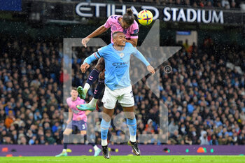 2022-12-31 - Everton forward Dominic Calvert-Lewin (9) wins a header against Manchester City defender Manuel Akanji during the English championship Premier League football match between Manchester City and Everton on 31 December 2022 at the Etihad Stadium in Manchester, England - FOOTBALL - ENGLISH CHAMP - MANCHESTER CITY V EVERTON - ENGLISH PREMIER LEAGUE - SOCCER