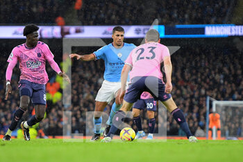 2022-12-31 - Manchester City midfielder Rodri (16) on the ball in front of Everton defender Seamus Coleman during the English championship Premier League football match between Manchester City and Everton on 31 December 2022 at the Etihad Stadium in Manchester, England - FOOTBALL - ENGLISH CHAMP - MANCHESTER CITY V EVERTON - ENGLISH PREMIER LEAGUE - SOCCER
