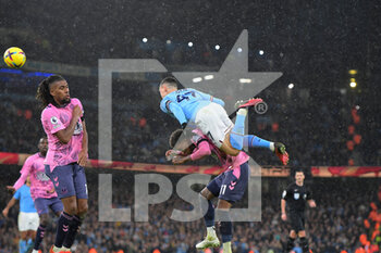 2022-12-31 - Manchester City midfielder Phil Foden (47) wins a header above Everton midfielder Demarai Gray during the English championship Premier League football match between Manchester City and Everton on 31 December 2022 at the Etihad Stadium in Manchester, England - FOOTBALL - ENGLISH CHAMP - MANCHESTER CITY V EVERTON - ENGLISH PREMIER LEAGUE - SOCCER