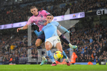 2022-12-31 - Manchester City midfielder Phil Foden (47) holds off a challenge from Everton defender Vitaliy Mykolenko during the English championship Premier League football match between Manchester City and Everton on 31 December 2022 at the Etihad Stadium in Manchester, England - FOOTBALL - ENGLISH CHAMP - MANCHESTER CITY V EVERTON - ENGLISH PREMIER LEAGUE - SOCCER