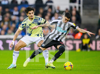 2022-12-31 - Newcastle's Miguel Almiron holds off Leeds United Pascal Struijk during the English championship Premier League football match between Newcastle United and Leeds United on 31 December 2022 at St James park in Newcastle, England - FOOTBALL - ENGLISH CHAMP - NEWCASTLE V LEEDS - ENGLISH PREMIER LEAGUE - SOCCER