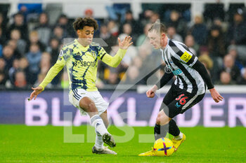 2022-12-31 - Leeds United Tyler Adams closes down Newcastle's Sean Longstaff during the English championship Premier League football match between Newcastle United and Leeds United on 31 December 2022 at St James park in Newcastle, England - FOOTBALL - ENGLISH CHAMP - NEWCASTLE V LEEDS - ENGLISH PREMIER LEAGUE - SOCCER