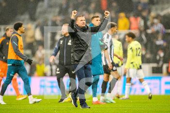 2022-12-31 - Leeds United manager Jesse Marsch applauds the Leeds fans after the final whistle during the English championship Premier League football match between Newcastle United and Leeds United on 31 December 2022 at St James park in Newcastle, England - FOOTBALL - ENGLISH CHAMP - NEWCASTLE V LEEDS - ENGLISH PREMIER LEAGUE - SOCCER