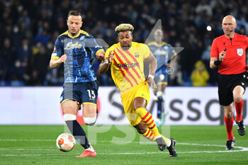 2022-02-24 - Barcelona's forward Adama Traore challenge for the ball with Napoli's defender Amir Rrahmani  - SSC NAPOLI VS FC BARCELLONA - UEFA EUROPA LEAGUE - SOCCER