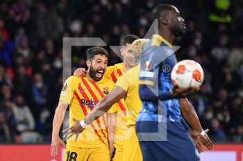 2022-02-24 - Barcelona's defender Jordi Alba celebrates with teammates after scoring the 0-1 goal  - SSC NAPOLI VS FC BARCELLONA - UEFA EUROPA LEAGUE - SOCCER