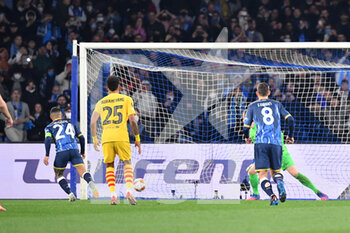 2022-02-24 - Napoli's forward Lorenzo Insigne scores on a penality kick the goal of 1-2 - SSC NAPOLI VS FC BARCELLONA - UEFA EUROPA LEAGUE - SOCCER