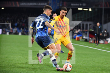 2022-02-24 - Napoli's defender Giovanni Di Lorenzo compete for the ball with Barcelona's forward Ferran Torres  - SSC NAPOLI VS FC BARCELLONA - UEFA EUROPA LEAGUE - SOCCER