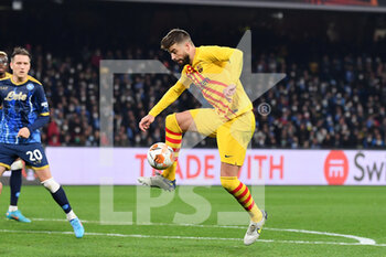 2022-02-24 - Barcelona's defender Gerard Pique control the ball before scoring the 1-3 goal - SSC NAPOLI VS FC BARCELLONA - UEFA EUROPA LEAGUE - SOCCER