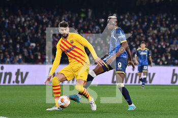 2022-02-24 - Barcelona's defender Gerard Pique compete for the ball with Napoli's forward Victor Osimhen  - SSC NAPOLI VS FC BARCELLONA - UEFA EUROPA LEAGUE - SOCCER