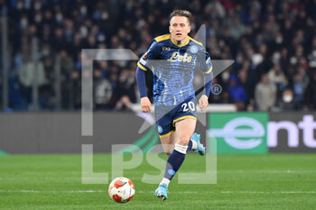 2022-02-24 - Napoli's midfielder Piotr Zielinski in action  - SSC NAPOLI VS FC BARCELLONA - UEFA EUROPA LEAGUE - SOCCER