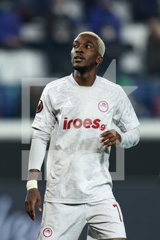 2022-02-17 - Henry Onyekuru (Olympiacos FC) looks up - ATALANTA BC VS OLYMPIAKOS - UEFA EUROPA LEAGUE - SOCCER