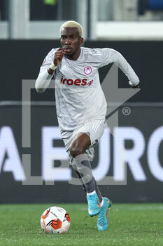 2022-02-17 - Henry Onyekuru (Olympiacos FC) in action - ATALANTA BC VS OLYMPIAKOS - UEFA EUROPA LEAGUE - SOCCER