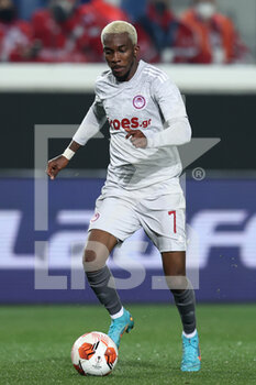 2022-02-17 - Henry Onyekuru (Olympiacos FC) in action - ATALANTA BC VS OLYMPIAKOS - UEFA EUROPA LEAGUE - SOCCER