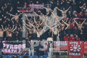 2022-02-17 - Olympiacos FC supporters clap hands in the cold - ATALANTA BC VS OLYMPIAKOS - UEFA EUROPA LEAGUE - SOCCER