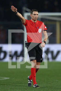 2022-02-17 - The referee Sandro Scharer gestures - ATALANTA BC VS OLYMPIAKOS - UEFA EUROPA LEAGUE - SOCCER
