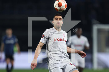2022-02-17 - Sokratis Papastathopoulos (Olympiacos FC) in action - ATALANTA BC VS OLYMPIAKOS - UEFA EUROPA LEAGUE - SOCCER