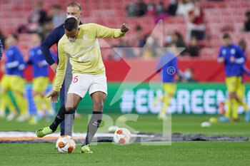 2022-02-17 - Fernando Reges of Sevilla FC warms up during the UEFA Europa League, Play-off, 1st leg football match between Sevilla FC and Dinamo Zagreb on February 17, 2022 at Ramon Sanchez-Pizjuan stadium in Sevilla, Spain - SEVILLA FC VS DINAMO ZAGREB - UEFA EUROPA LEAGUE - SOCCER