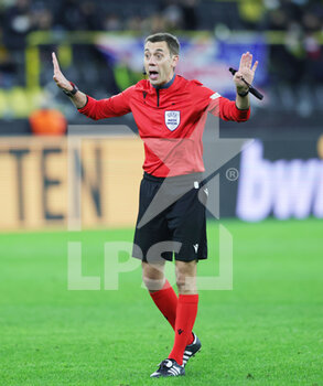 2022-02-17 - Referee Clement Turpin during the UEFA Europa League, Play-off, 1st leg football match between Borussia Dortmund and Glasgow Rangers on February 17, 2022 at Signal Iduna Park in Dortmund, Germany - BORUSSIA DORTMUND VS GLASGOW RANGERS - UEFA EUROPA LEAGUE - SOCCER
