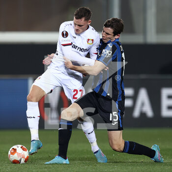 2022-03-10 - Florian Wirtz (Bayer 04 Leverkusen) and Marten De Roon (Atalanta BC) battle for the ball  - ATALANTA BC VS BAYER LEVERKUSEN - UEFA EUROPA LEAGUE - SOCCER