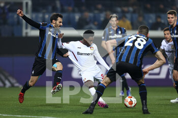 2022-03-10 - Jeremie Frimpong (Bayer 04 Leverkusen) shoots the ball while is challenged by Davide Zappacosta (Atalanta BC) - ATALANTA BC VS BAYER LEVERKUSEN - UEFA EUROPA LEAGUE - SOCCER
