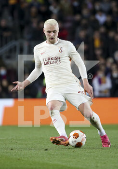 2022-03-10 - Victor Nelsson of Galatasaray during the UEFA Europa League, Round of 16, 1st leg football match between FC Barcelona and Galatasaray on March 10, 2022 at Camp Nou stadium in Barcelona, Spain - FC BARCELONA VS GALATASARAY - UEFA EUROPA LEAGUE - SOCCER